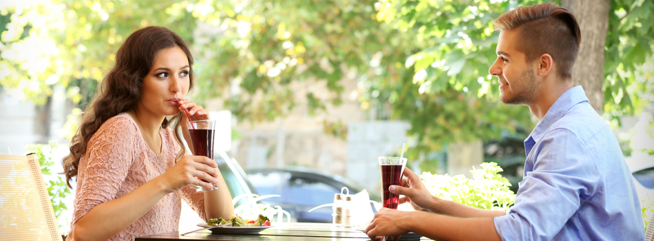 ランチを楽しむ男女