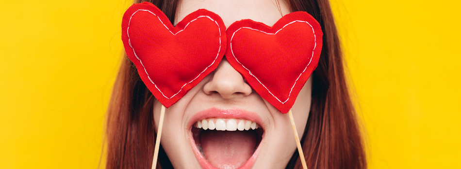 目がハートになっている女性