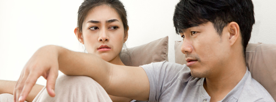 男性を睨んでいる女性