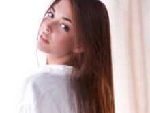 振り返る綺麗な女性