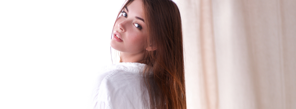 振り返る綺麗な女性