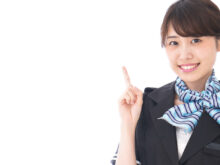 人差し指を立てた女性