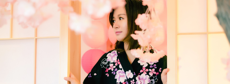 浴衣姿の落ち着いた綺麗な女性