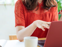 パソコンを操作する女性