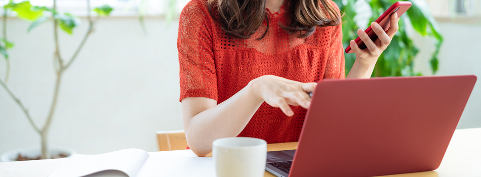 パソコンを操作する女性