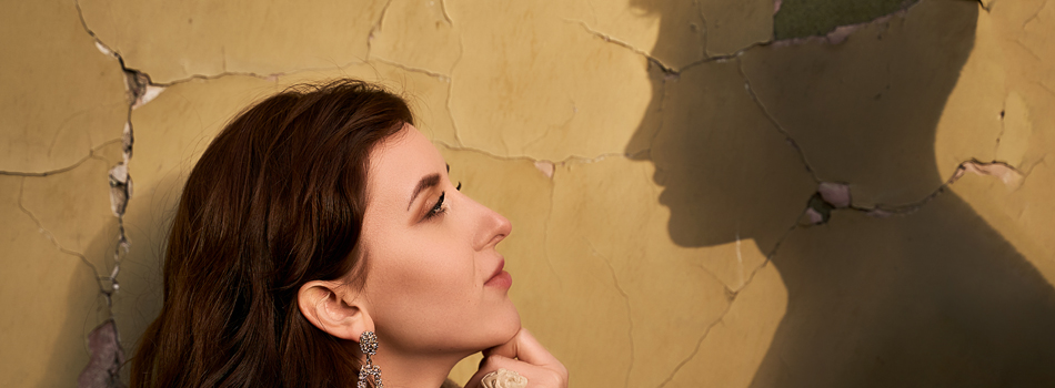 女性と男性のシルエット