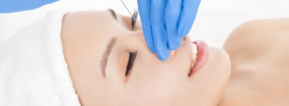 美容整形を受けている女性