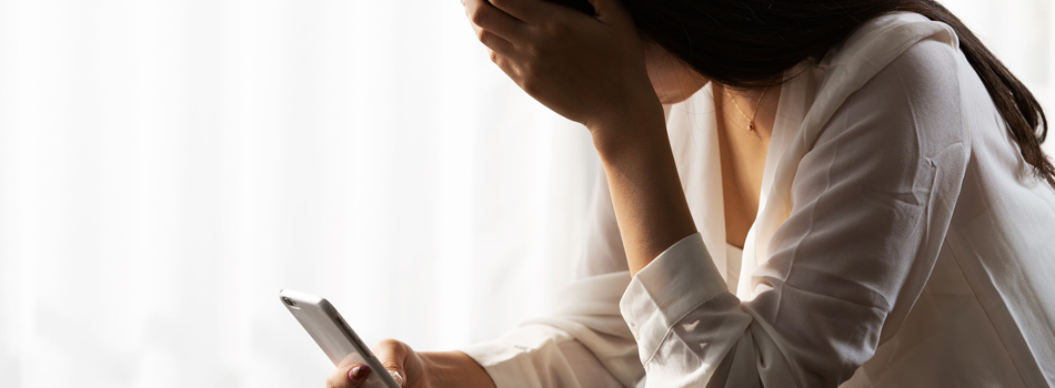 ショックを受けて落ち込んでいる女性