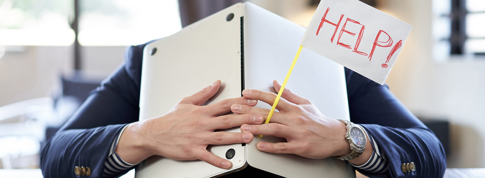 「HELP！」と書かれた札を持ち頭を抱える男性