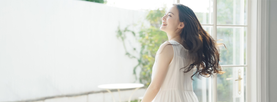 日光を浴びる魅力的な女性