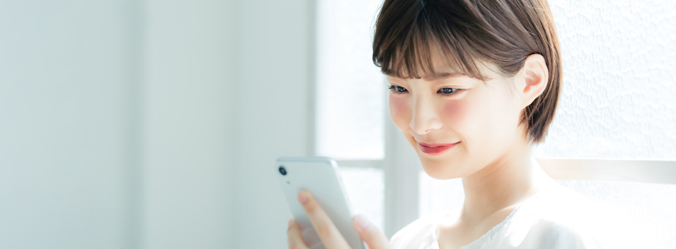 スマートフォンを見つめている女性