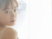 振り返っている美女