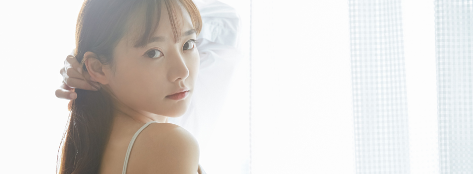 振り返っている美女