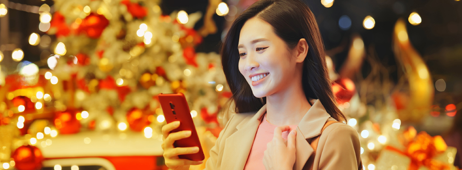 屋内施設でスマートフォンを見ている女性