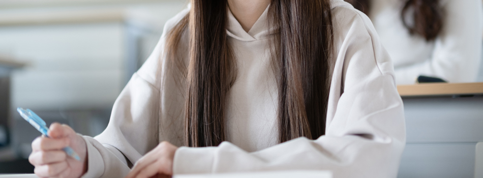 勉学に励む女性