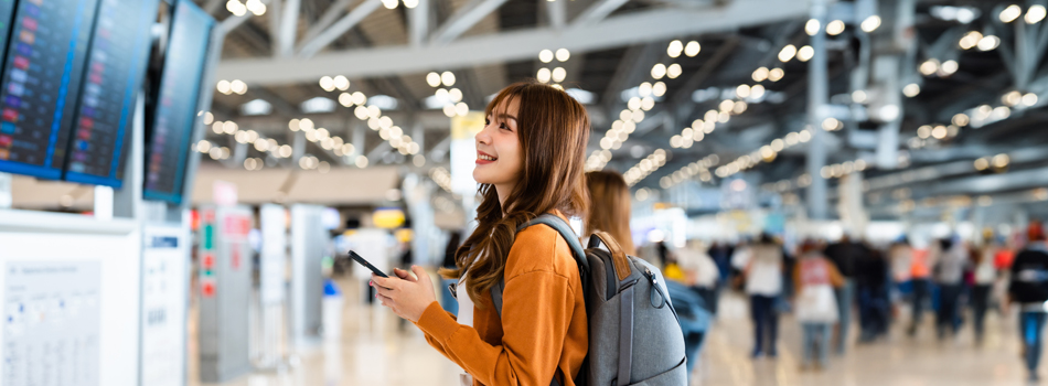 空港でリュックを背負っている女性
