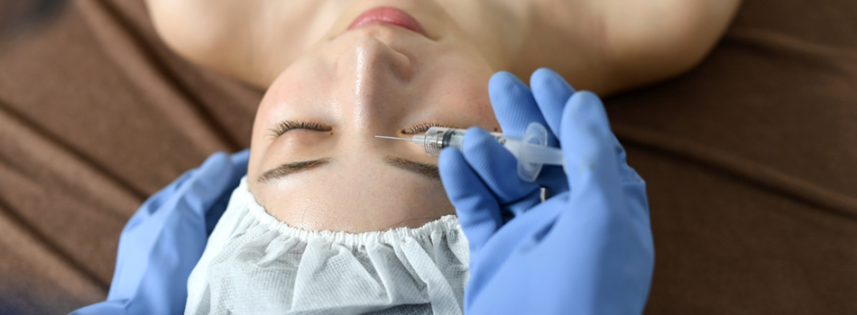 成型前に麻酔注射をされている女性