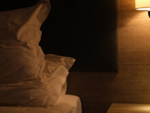 照明を暗くした部屋のベッド