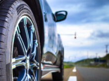 道路を走るピカピカの車