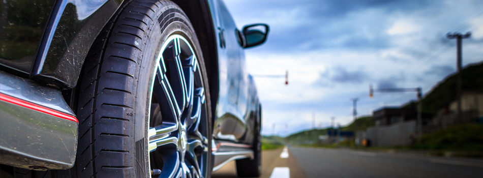 道路を走るピカピカの車