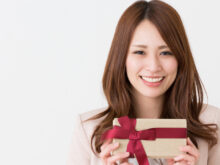 プレゼントを持った女性