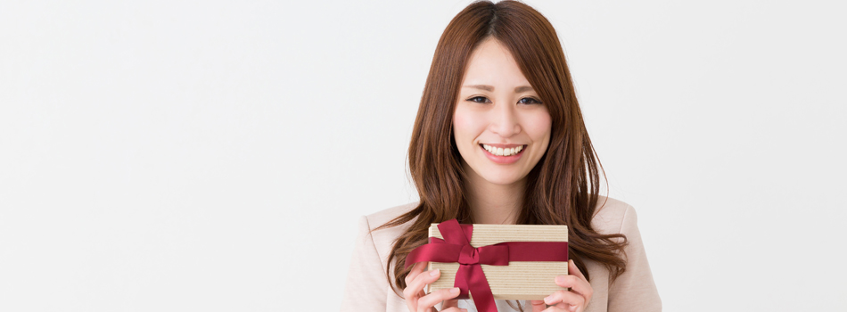 プレゼントを持った女性