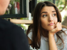 不満げな顔をしている女性