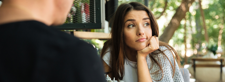 不満げな顔をしている女性