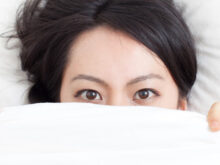 布団から顔出すパパ活女子