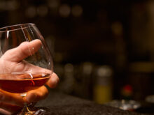 バーでブランデーを片手に