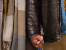 デートで手をつなぐ男女