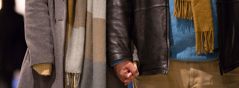 デートで手をつなぐ男女