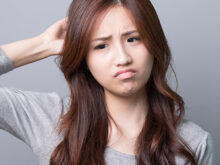 ブスっとしてる女性