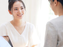 面接をする女性