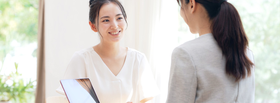 面接をする女性