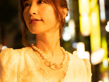 夜の街を歩く港区女子