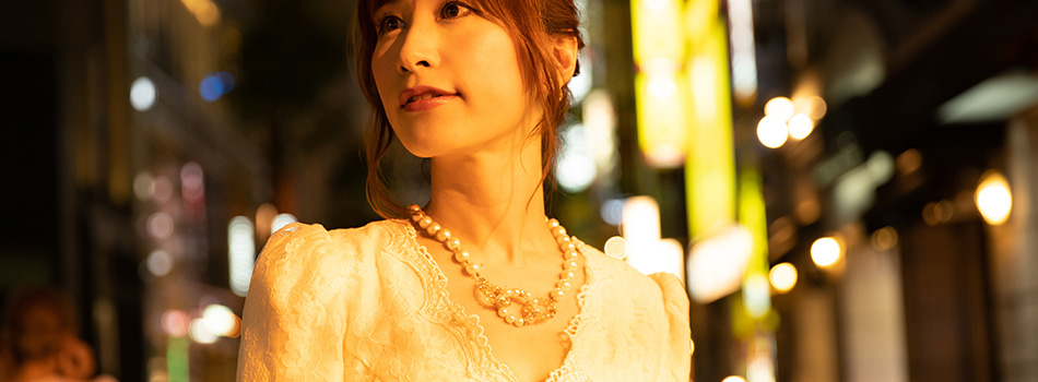 夜の街を歩く港区女子