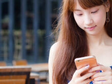 待ち合わ場所で携帯を見ている女性