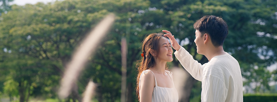 公園デートを楽しむ男女