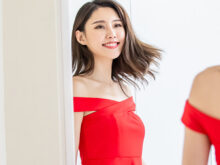 デートの服装を選んでいる女性