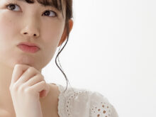 悩む女性