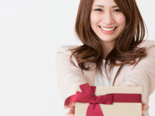 プレゼントする女性