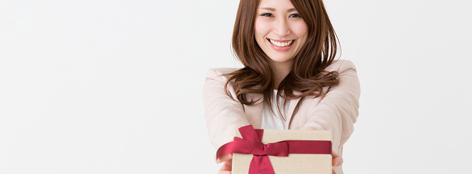 プレゼントする女性