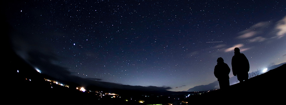 夜景を楽しむ男女
