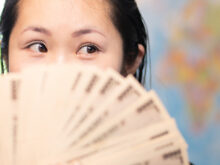 お金を稼ぐ女性