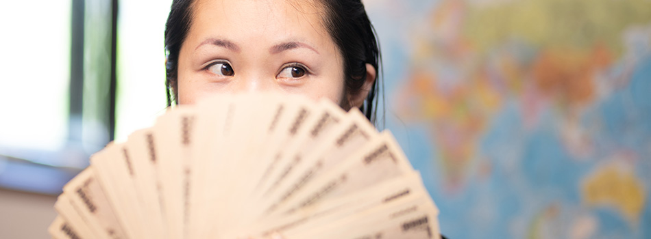 お金を稼ぐ女性