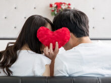 隠れてキスをする男女