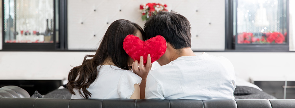隠れてキスをする男女