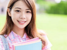 女性の笑顔で癒される