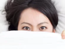 布団から顔出すパパ活女子